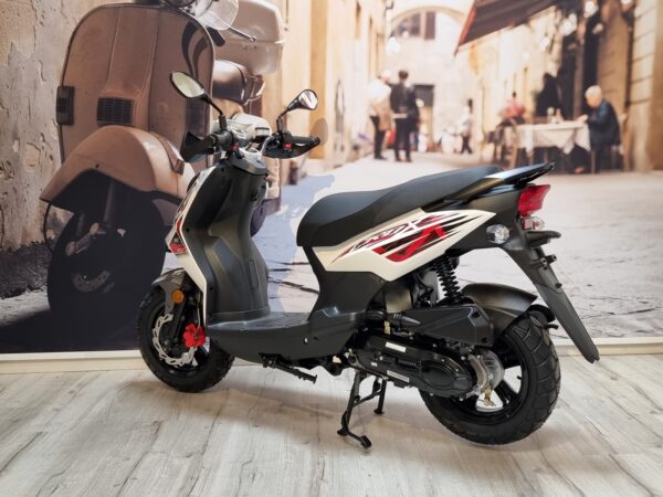 Crox white 45km/u Demo Voertuig