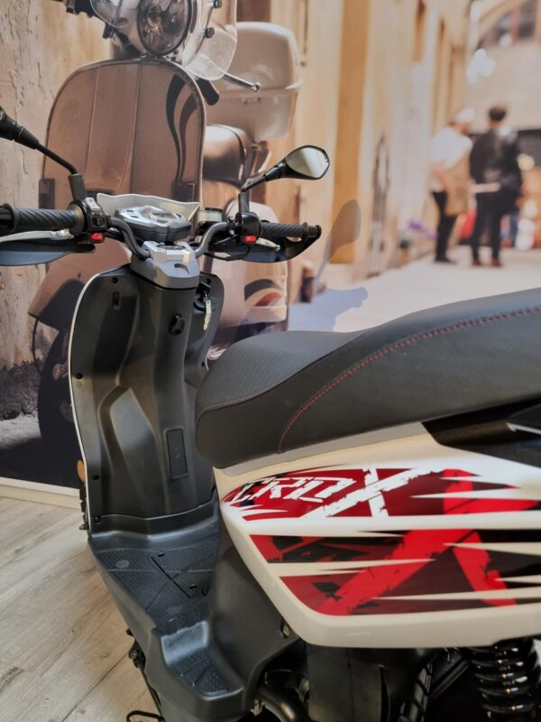 Crox white 45km/u Demo Voertuig