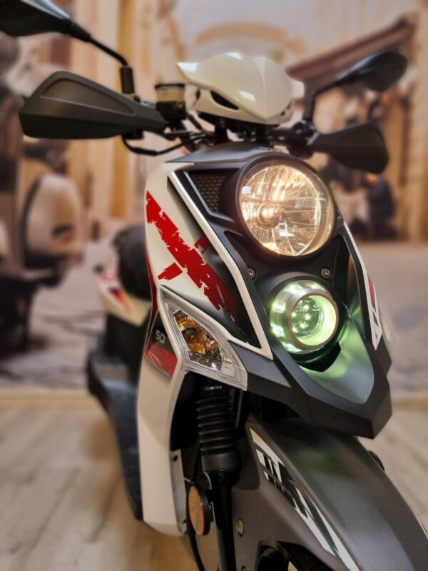 Crox white 45km/u Demo Voertuig