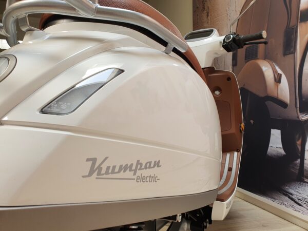 Magnolia White / Mahagoni brown